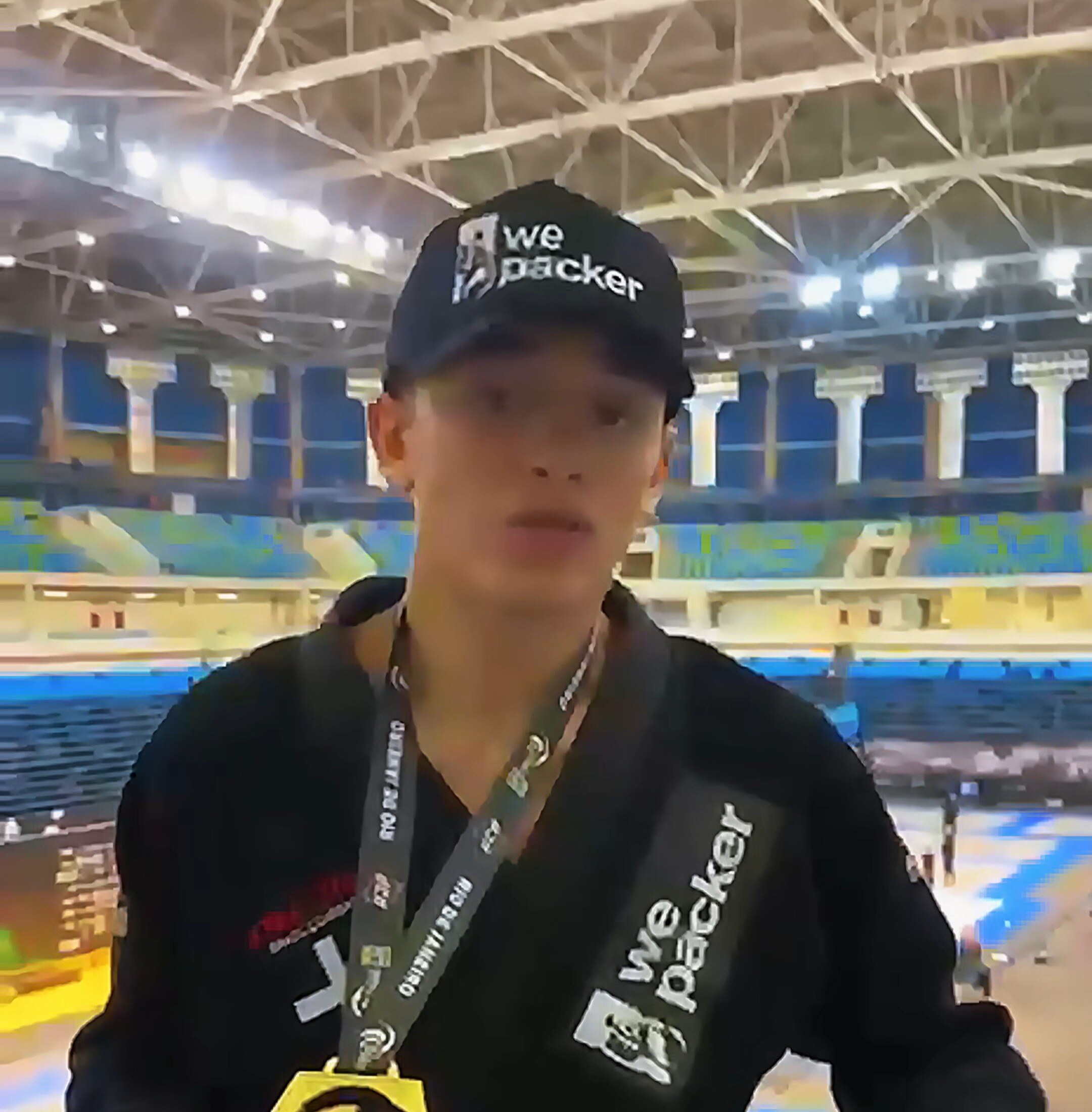 Álvaro Luís com uma medalha de jiu-jitsu